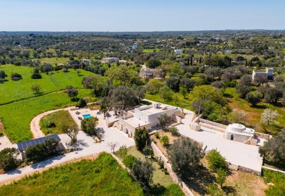 The farmhouse set within a park of approximately 5,000 square metres - Masseria Grotta Antica