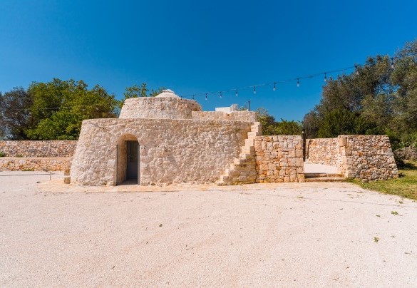 The trullo with a single bedroom just a few steps from the farmhouse - Masseria Grotta Antica