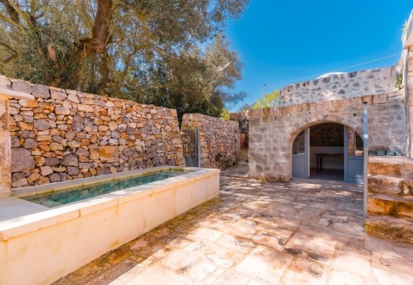 Ornamental water feature at the rear of the farmhouse - Masseria Grotta Antica