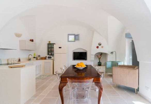 Dining room with open-plan kitchen - Masseria Grotta Antica
