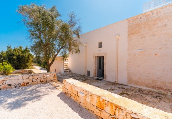 The entrance to the upper floor - Masseria Grotta Antica