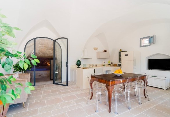Dining room with open-plan kitchen - Masseria Grotta Antica