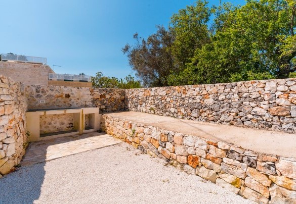 The outdoor kitchen in the trullo courtyard - Masseria Grotta Antica