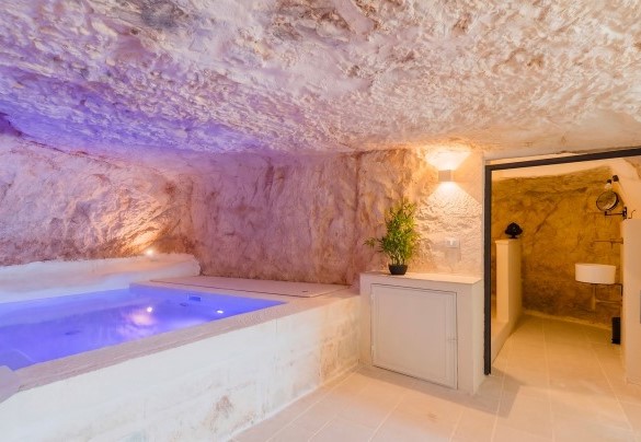 The shower area carved into the rock - Masseria Grotta Antica