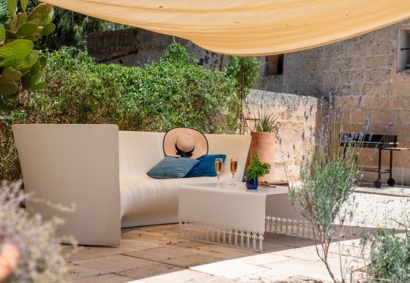 Area living esterna con barbecue – Masseria Muto