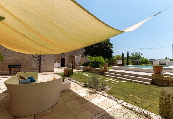 Area living esterna con vista sulla piscina – Masseria Muto