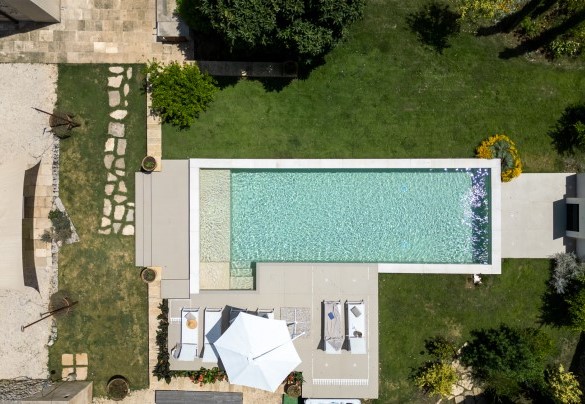 Vista panoramica area piscina e solarium – Masseria Muto