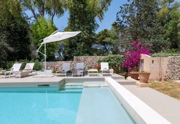 La piscina si sviluppa frontamente alla zona giorno – Masseria Muto