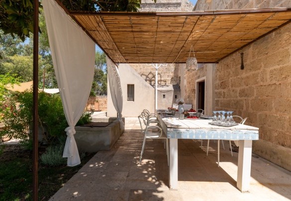 Zona pranzo esterna con gazebo – Masseria Muto