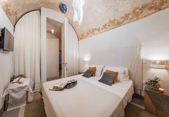 La camera affaccia su un corridoio a L che conduce alla camera padronale - Masseria Muto