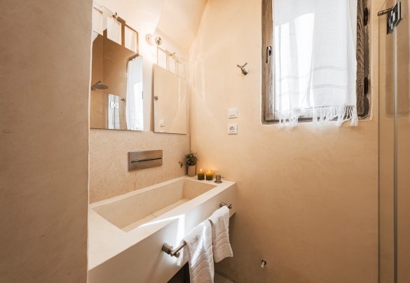 Sezione destra del bagno padronale en-suite - Masseria Muto