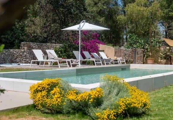 Piscina con area solarium e vasca idromassaggio – Masseria Muto