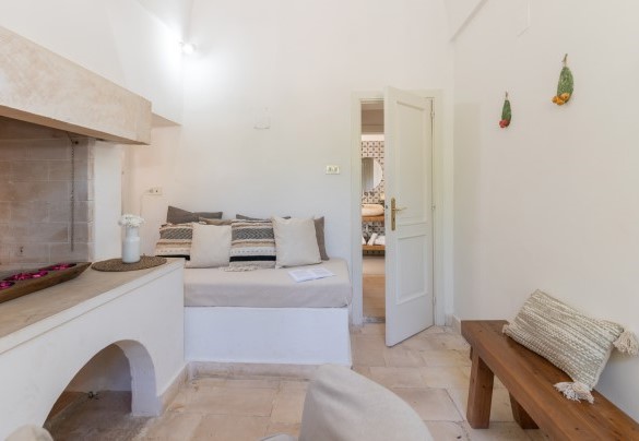 Relax area with fireplace open on two sides and communicating with the kitchen - Masseria Profilo