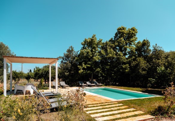 Large solarium with gazebo and loungers for maximum relaxation - Masseria Profilo