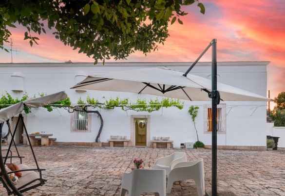 White lime plaster, 'chianche' paving in the typical local style - Masseria Profilo