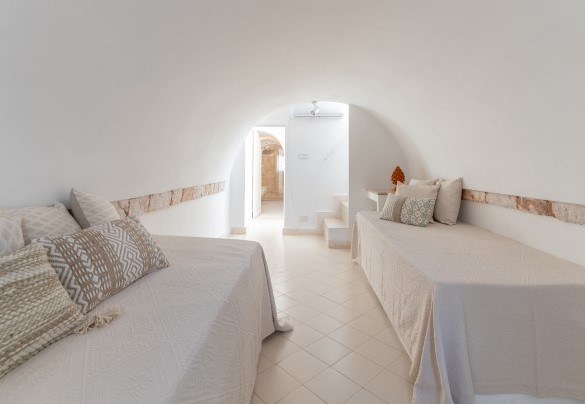 Double bedroom on first floor featuring a stone barrel vault with ensuite bathroom with shower – Masseria Profilo