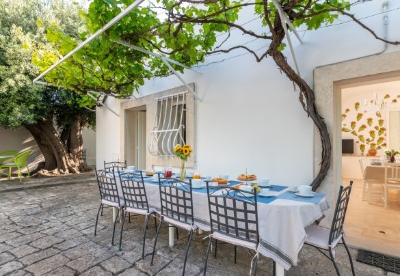 Equipped outdoor dining area just outside the kitchen’s French door - Masseria Profilo