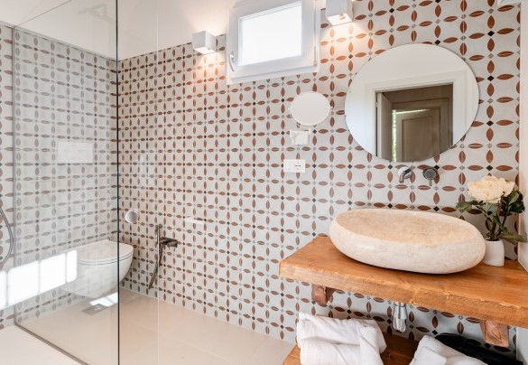 En suite bathroom with tub and shower – Masseria Profilo