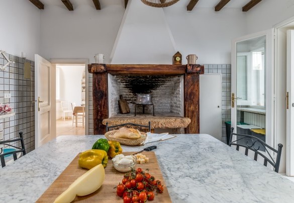 Kitchen with direct access to the courtyard through French windows - Masseria Profilo	