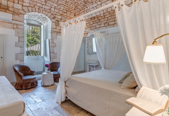 Double bedroom on the ground floor with en-suite bathroom – Masseria Profilo