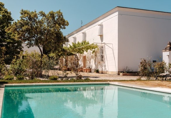 The pool features a PVC lining, Roman steps, and stone paving - Masseria Profilo