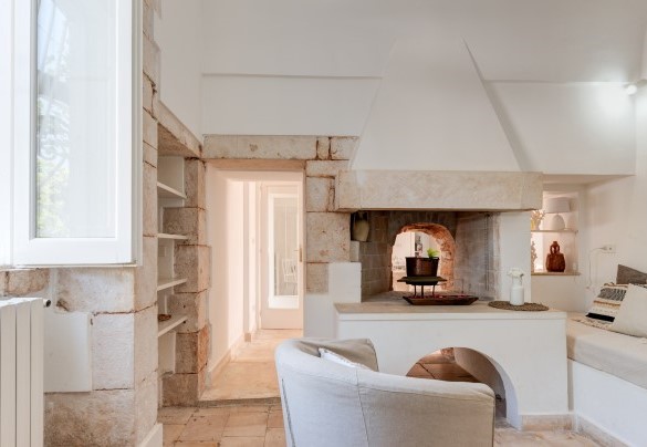 Relax area with fireplace open on two sides and communicating with the kitchen - Masseria Profilo