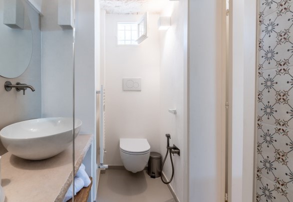 En suite bathroom with shower on the ground floor – Masseria Profilo
