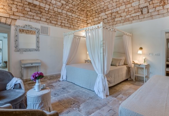 Double bedroom on the ground floor with en-suite bathroom – Masseria Profilo