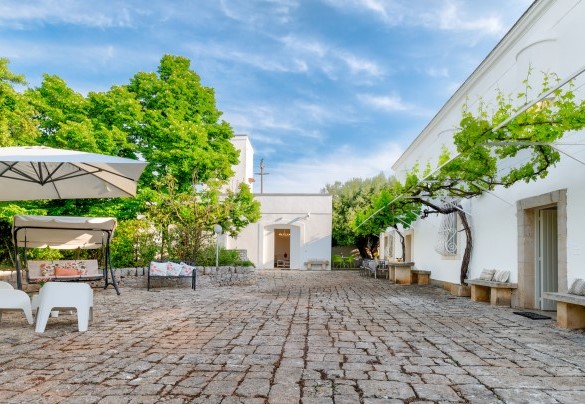 Typical 'chianche' paving and pergolas with climbing vines - Masseria Profilo