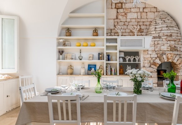 Dining room with fireplace, open on two sides and communicating with the kitchen - Masseria Profilo