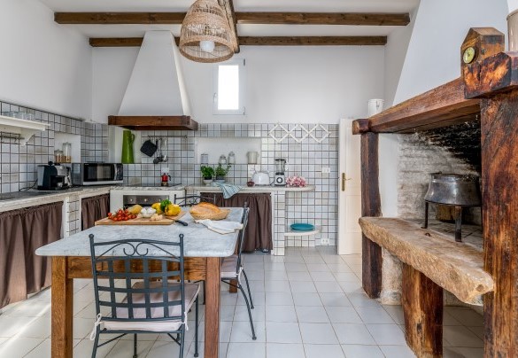 Kitchen with direct access to the courtyard through French windows - Masseria Profilo