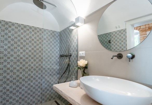 En suite bathroom with shower on the ground floor – Masseria Profilo