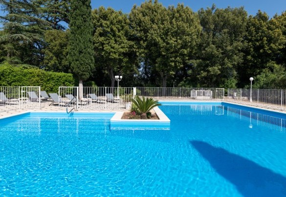 Piscina a L 14x7 m, profondità tra 1,50 e 2,50 m dotata di lettini – Masseria Profilo
