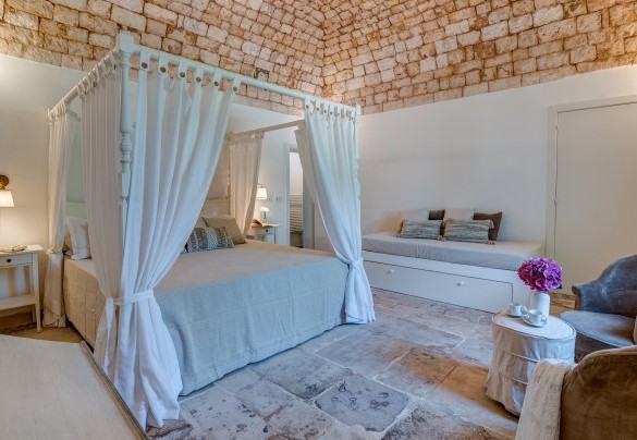 Double bedroom on the ground floor with en-suite bathroom – Masseria Profilo