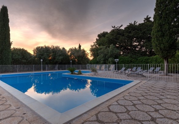 Piscina a L 14x7 m, profondità tra 1,50 e 2,50 m dotata di lettini – Masseria Profilo
