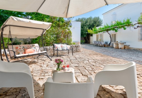 A small lounge and a swing for peaceful moments in the masseria courtyard - Masseria Profilo