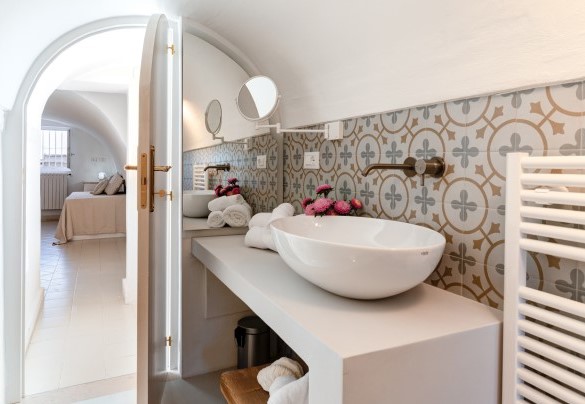 En suite bathroom with shower on the first floor– Masseria Profilo