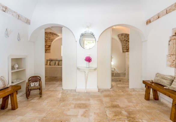 The entrance opens into an area communicating with two single bedrooms – Masseria Profilo