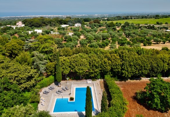 Veduta aerea della piscina – Masseria Profilo