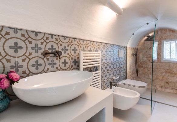 En suite bathroom with shower on the first floor– Masseria Profilo