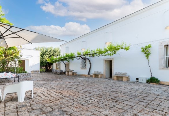 Typical 'chianche' paving and pergolas with climbing vines - Masseria Profilo