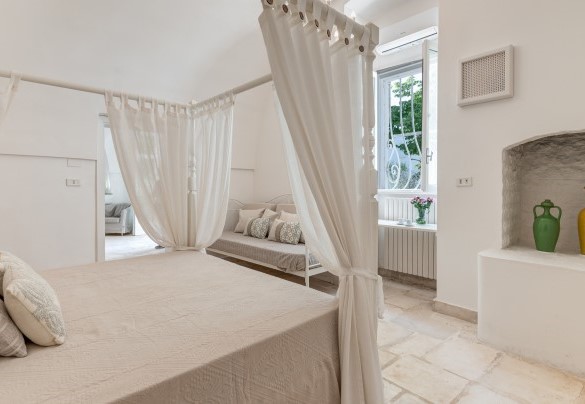 Double bedroom on the ground floor of unit 2 with en-suite bathroom – Masseria Profilo