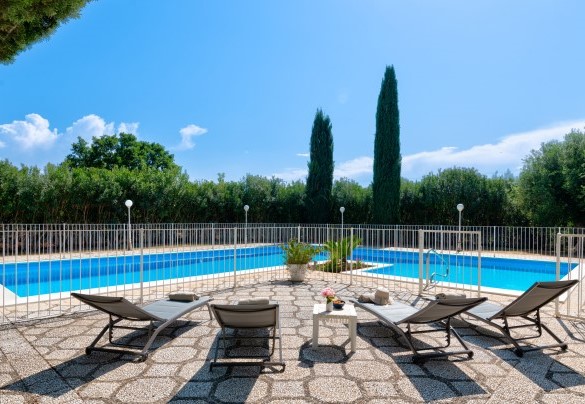 Piscina a L 14x7 m, profondità tra 1,50 e 2,50 m dotata di lettini – Masseria Profilo
