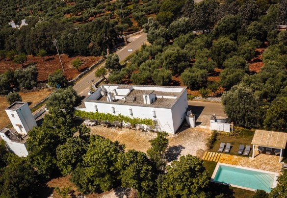 The pool and solarium are just a few steps from the masseria - Masseria Profilo