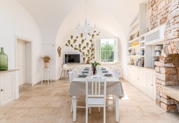 Dining room with fireplace, open on two sides and communicating with the kitchen - Masseria Profilo