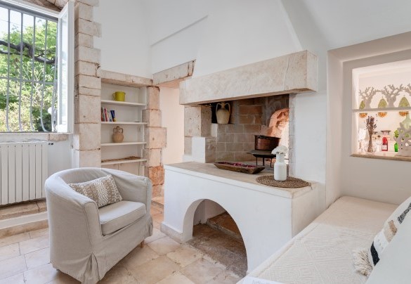 Relax area with fireplace open on two sides and communicating with the kitchen - Masseria Profilo