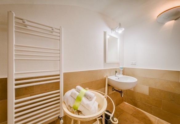En suite bathroom with tub n.2 - Masseria Samali