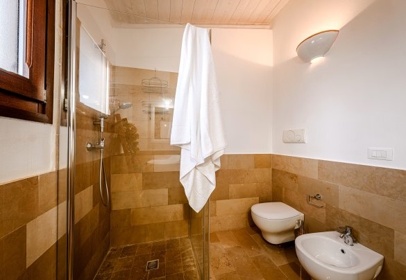 En suite bathroom with shower n.7 - Masseria Samali