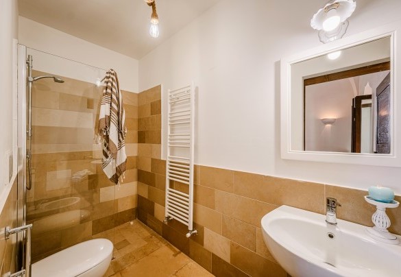 En suite bathroom with shower n.3 - Masseria Samali