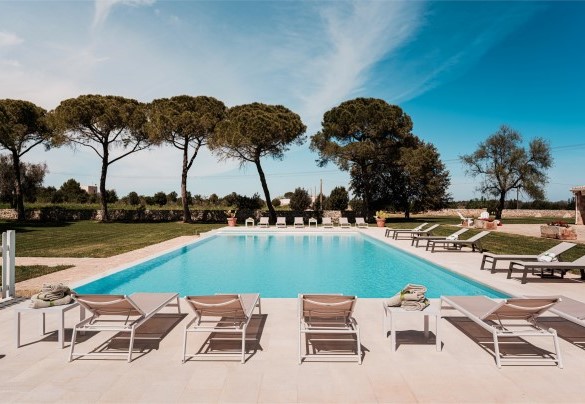 The rectangular swimming pool, located at the back of the garden, measures 5 x 20 m with a constant depth of 1.40 m. Masseria Samali